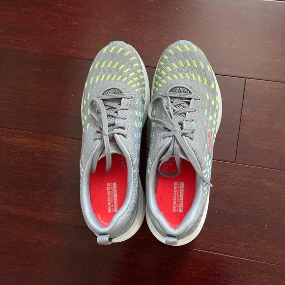 Skechers running sneaker size 9 - Picture 1 of 4